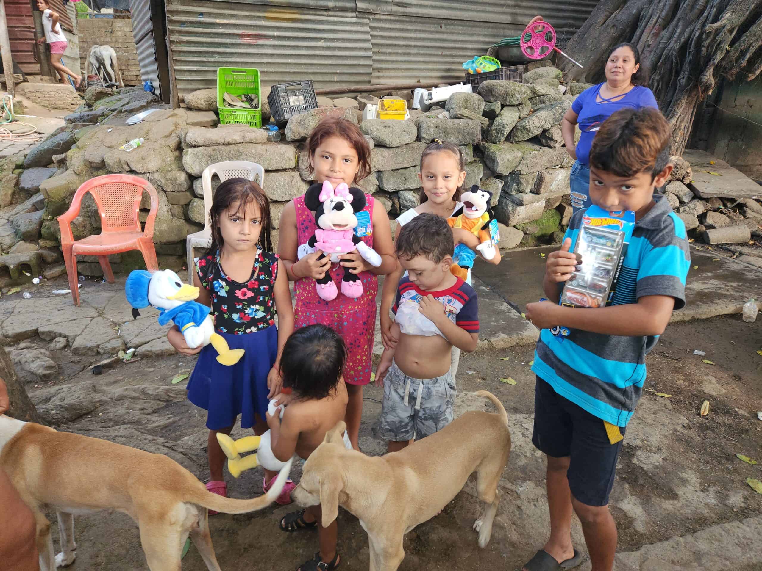 Nicaraguan children receiving gifts