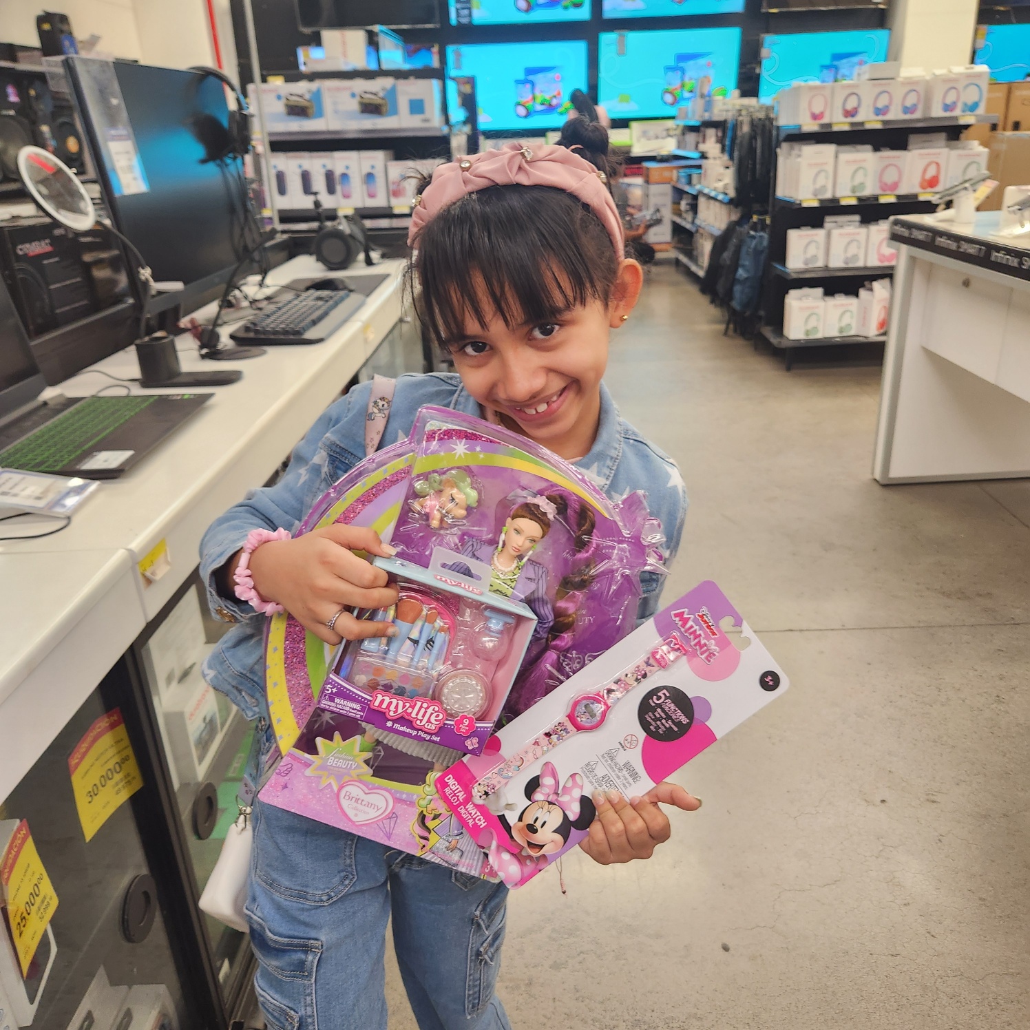 Little Nicaraguan girl shopping for her Christmas Wish